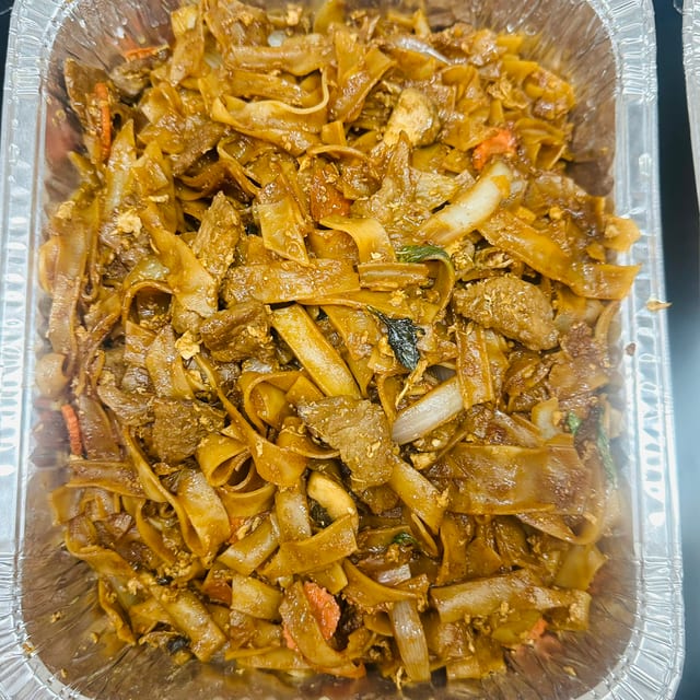 Pad Kee Mao (Drunken Noodles) (Serves 5).